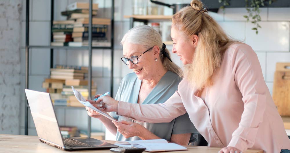 TERFA OBRA Web Image of women looking at papers